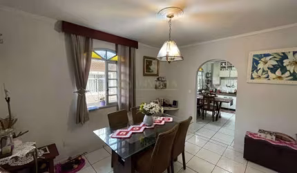 Casa Residencial de 6 dorms no bairro Capoeiras