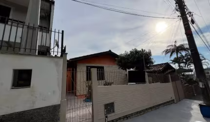 Casa Residencial de 5 dorms no bairro Monte Verde