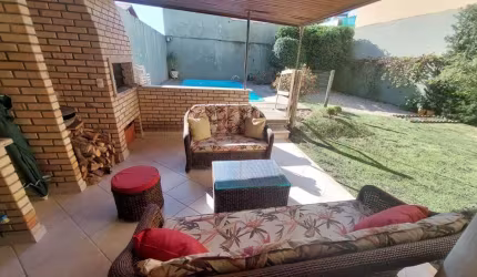 Casa Residencial de 4 dorms no bairro Carianos
