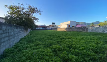 Terreno de 360m² no bairro Carianos