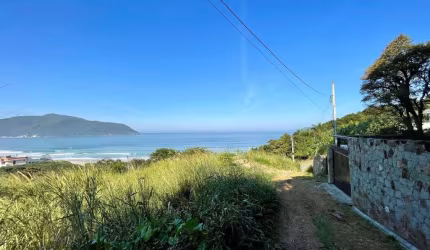 Terreno de 350m² no bairro Pântano Do Sul