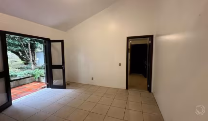 Casa Residencial de 5 dorms no bairro Itaguaçu