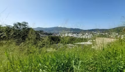 Terreno de 649.71m² no bairro Trindade