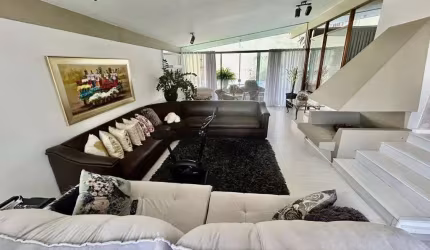 Casa Residencial de 4 dorms no bairro Capoeiras