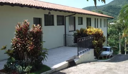 Casa Residencial de 5 dorms no bairro Itacorubi