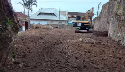 Terreno de 425m² no bairro Sambaqui