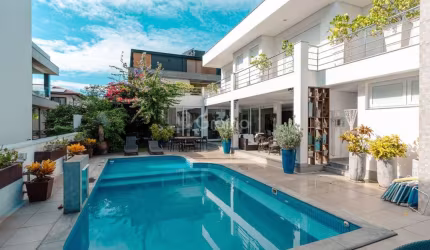 Casa Alto Padrão de 600m² com 4 suítes em Jurerê Internacional