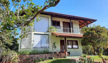 Casa com 3 dorms na Lagoa da Conceição