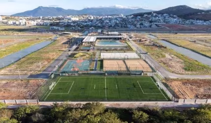 Terreno com 306,03 m²  de área total no bairro Pedra Branca