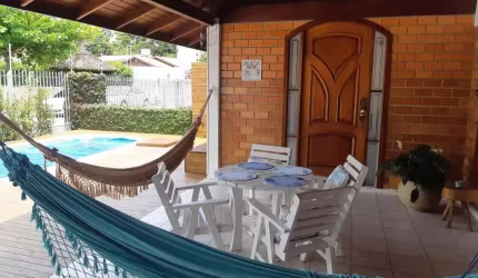 Casa residencial com 4 dormitórios no bairro Canasvieiras.