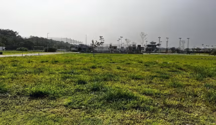 Terreno em condomínio fechado, com 300² na Pedra Branca.
