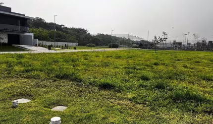 Terreno em condomínio fechado, com 300m² no bairro Pedra Branca.