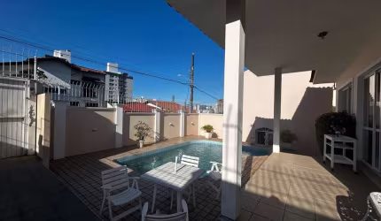 Casa Residencial de 286m² com 3 Quartos no Estreito