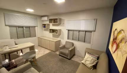 Casa comercial com 219m² de área privativa e 576m² de área total, no Estreito - Florianópolis SC