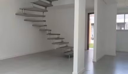 Casa residencial com 2 suítes, em condomínio fechado
