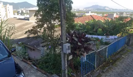 Terreno de 233m² no Saco Grande