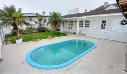 Casa residencial com 6 quartos em Coqueiros