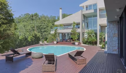 Casa Alto Padrão com 4 suítes e 665,92m² em Cacupé