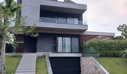 Excelente casa de alto padrão com 4 suítes no Rio tavares