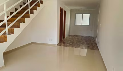 Sobrado com 2 suítes, vaga de garagem na Palhoça