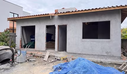 Ótima casa com 3 quartos no bairro Carianos