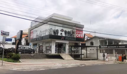 Prédio unifamiliar e comercial com 3 pavimento