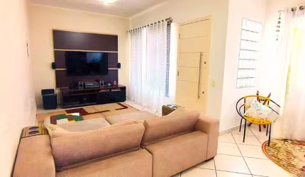 Casa com 4 quartos e 4 vagas cobertas ao lado de área verde do loteamento