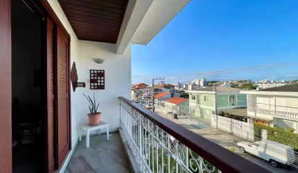 Casa com 4 quartos no bairro Coqueiros, Florianópolis.