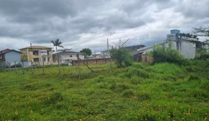 Terreno com 360m² no Carianos