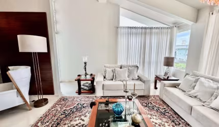 Casa Residencial com 4 quartos sendo 3 suítes e 540 m² na Praia Brava