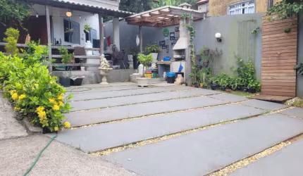 Ótima casa com 2 quartos no bairro da Armação