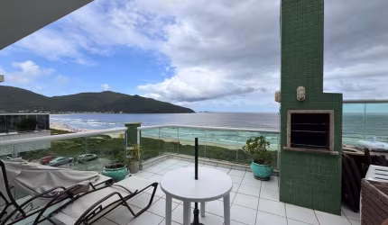 Cobertura com 3 quartos sendo 1 suíte, frente mar no Pântano do Sul