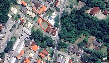 Terreno com 1.047m² em Sambaqui