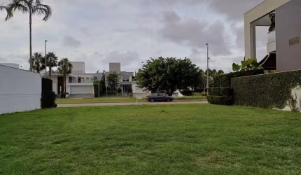 Terreno com 591m² no bairro Jurerê Internacional, Florianópolis.