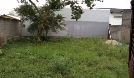 Terreno à venda em Carianos, Florianópolis - 360m² com Casa de Madeira
