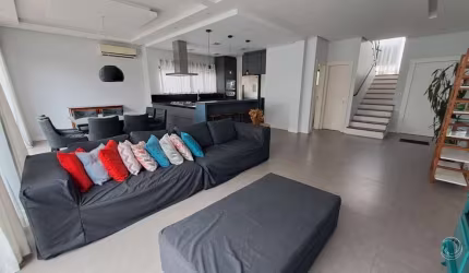 Casa com 3 quartos, sendo 1 Suíte master na Lagoa da Conceição