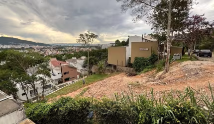 Terreno de 861,80m² no Córrego Grande