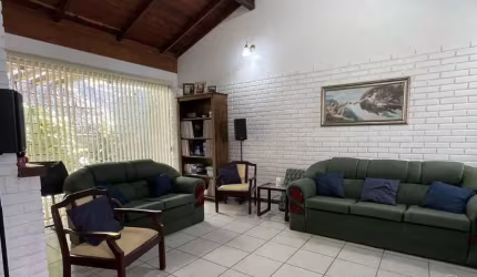Casa Residencial de 250m² com 3 quartos na Carvoeira