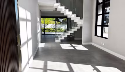 Casa com 3 quartos sendo 3 suítes, piscina e 2 vagas de garagem cobertas na Pedra Branca - Palhoça/SC