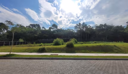 Terreno com 361,72m² em loteamento planejado no Campeche