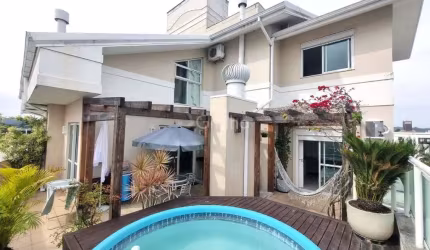 Cobertura de 140m² com 3 quartos sendo 2 suítes em Canasvieiras