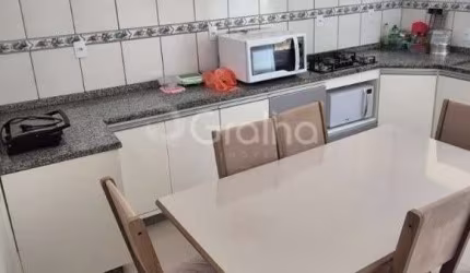 Casa residencial de 160m² com 5 suítes na Trindade