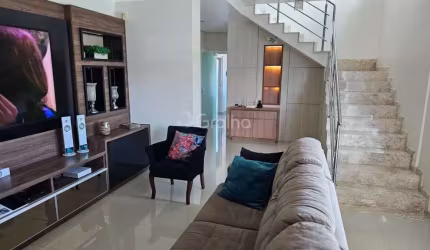 Casa Residencial de 237m² com 3 quartos em São José