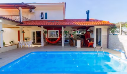 Casa de 278m² com 4 quartos sendo 1 suíte no Sambaqui