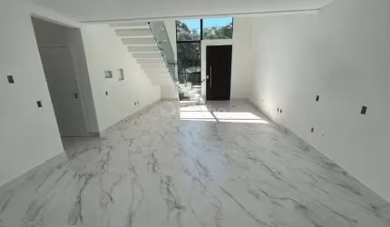 Casa com 4 quartos sendo 1 suíte no bairro Forquilhinhas, em São José/SC