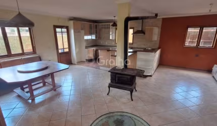 Casa de 200m² com 4 quartos sendo 1 suíte em São João do Rio Vermelho