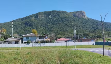 Terreno de 300m² no bairro Pedra Branca