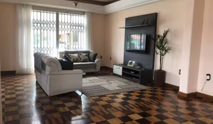 Casa Residencial de 4 dorms no bairro Centro