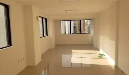 Sala Comercial de 48.99m² no bairro Centro