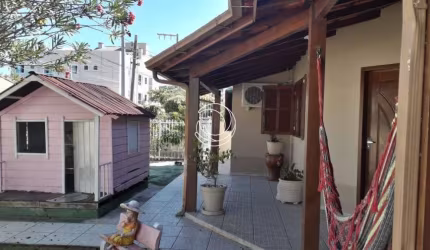 Casa Residencial de 5 dorms no bairro Ingleses Do Rio Vermelho